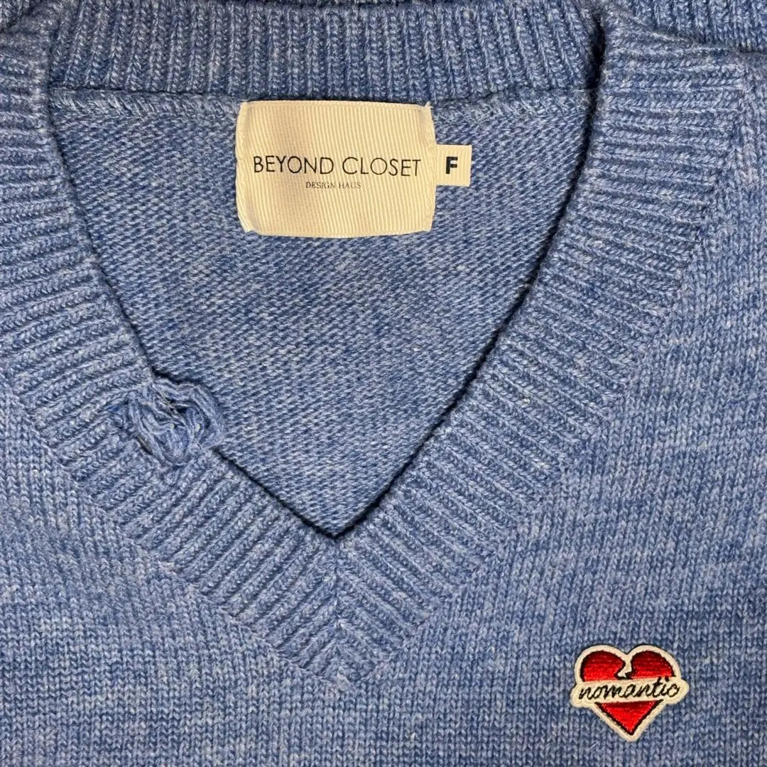 《Beyond Closet》BEYOND CLOSET Suéter azul con cuello en V F grueso | 《ビヨンドクローゼット》MÁS ALLÁ DEL CLOSET ブルーVネックセーターF厚手