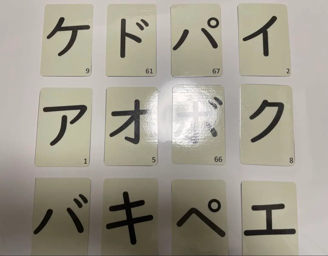 Cartas de juego de Katakana japonesas de escuela primaria (crisis nerviosa)