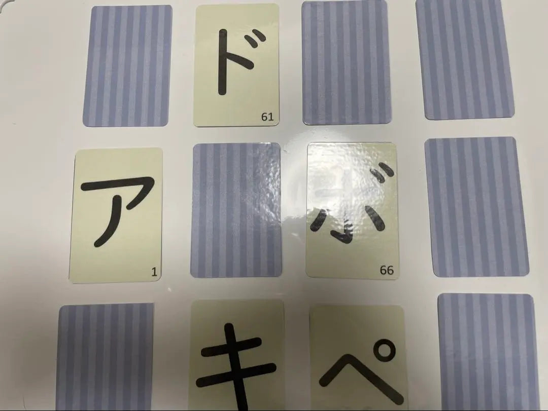 Cartas de juego de Katakana japonesas de escuela primaria (crisis nerviosa)