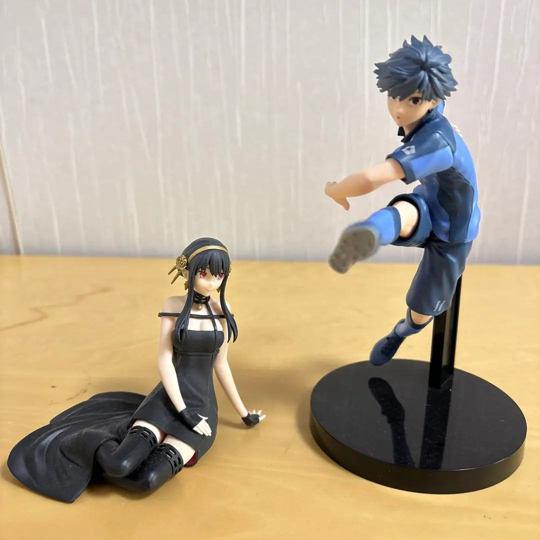 Isagi No. 11 Kick Pose Figure + SPY x FAMILY Yoru Figure