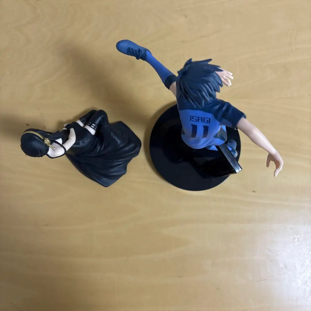 Isagi No. 11 Kick Pose Figure + SPY x FAMILY Yoru Figure