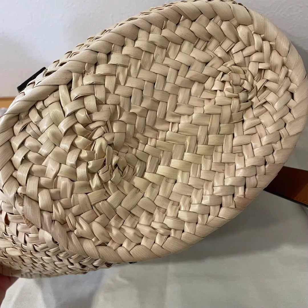 Bolso de mano pequeño de piel de rafia Anagram Basket de Loewe en color azul marino