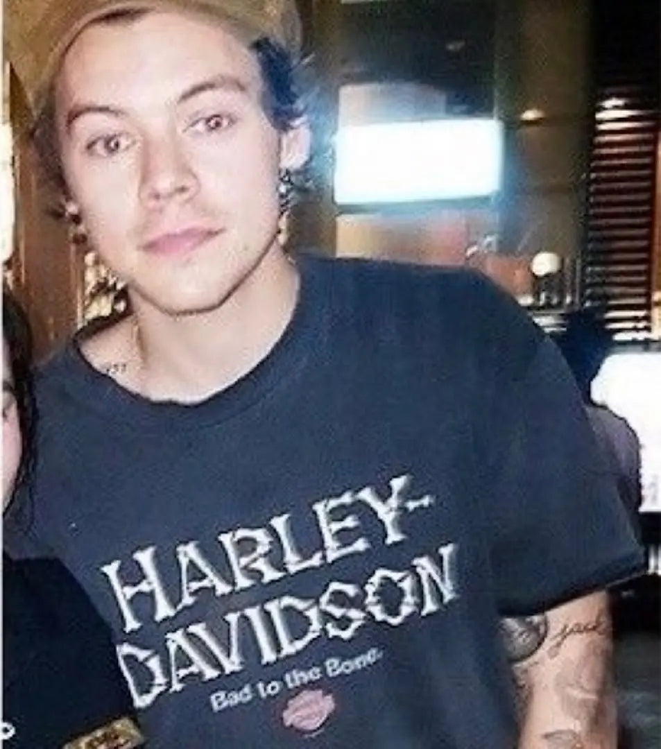 Harley Davidson de los 90 Harry Styles con camiseta vintage Ron T | Años 90