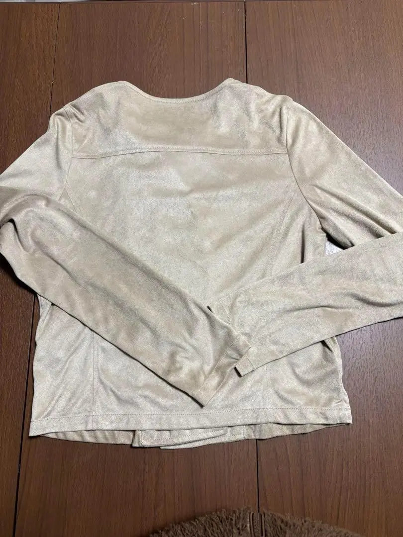 Ropa de abrigo para mujer, de ante beige, elegante y ligera.