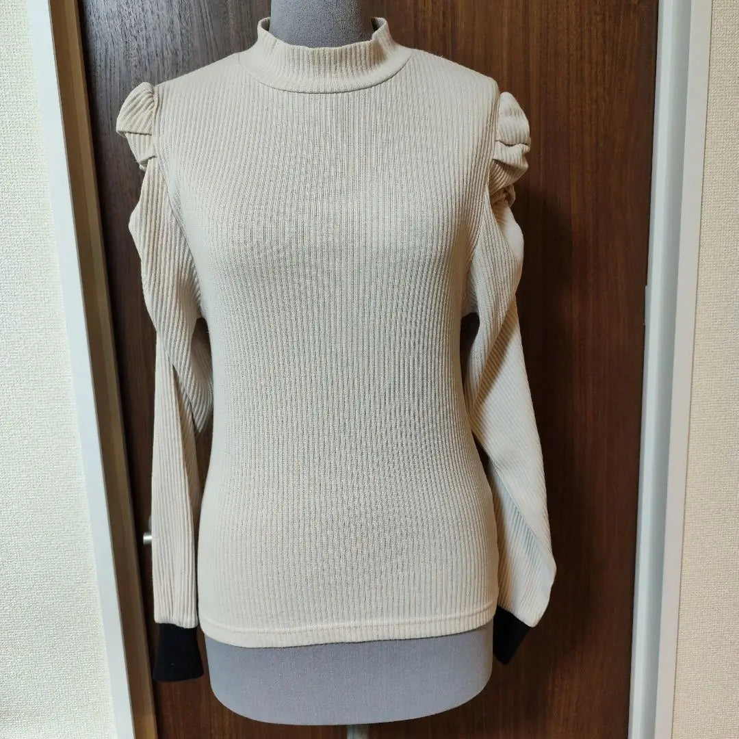 Puff sleeve knit beige with ruffles