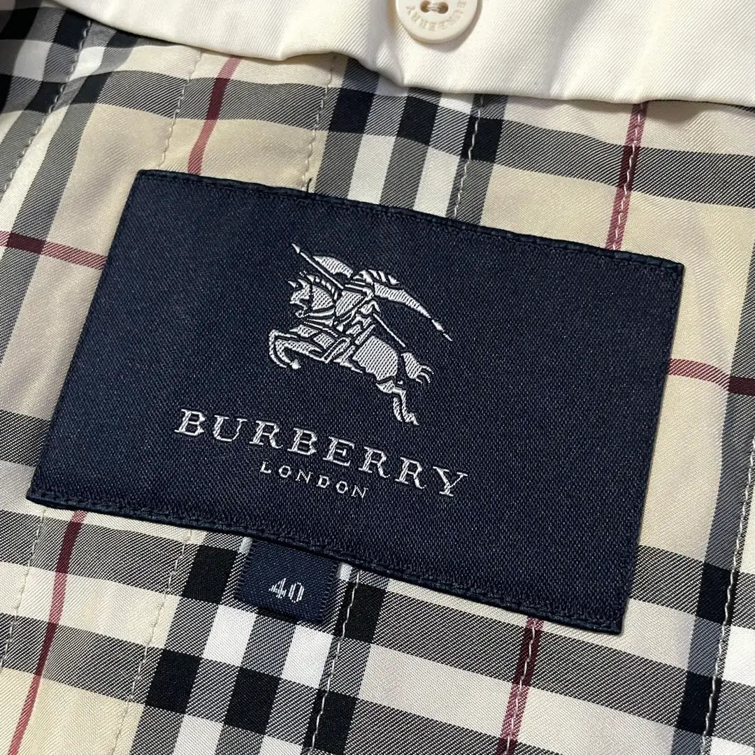 Forro acolchado, espalda a cuadros, cinturón y gabardina de BURBERRY LONDON