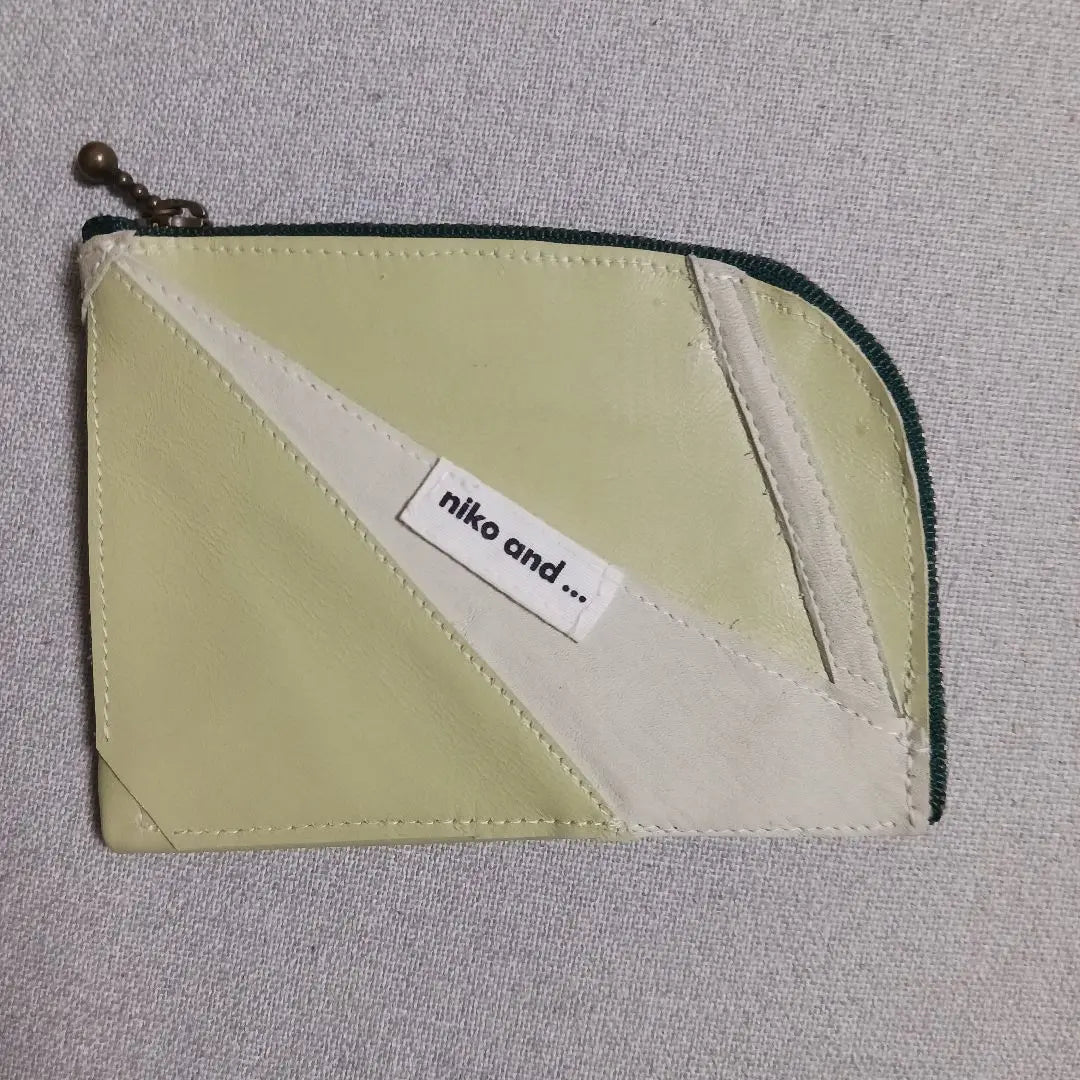 Estuche para monedas de color verde claro hecho a mano