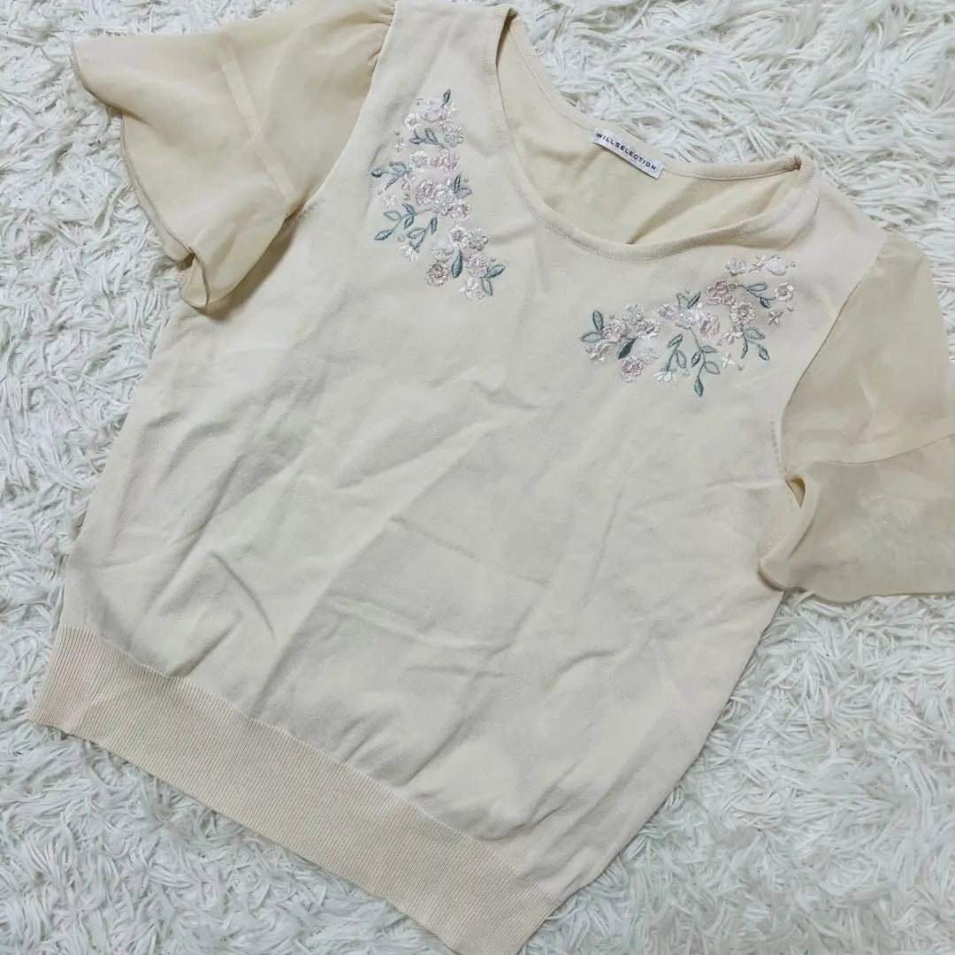 Hermosa selección de Will, blusa de punto de manga corta con bordado floral en color beige y encaje