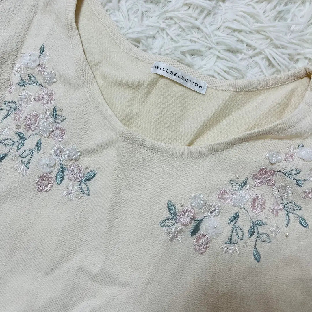 Hermosa selección de Will, blusa de punto de manga corta con bordado floral en color beige y encaje