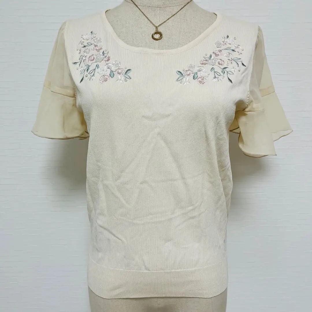 Hermosa selección de Will, blusa de punto de manga corta con bordado floral en color beige y encaje