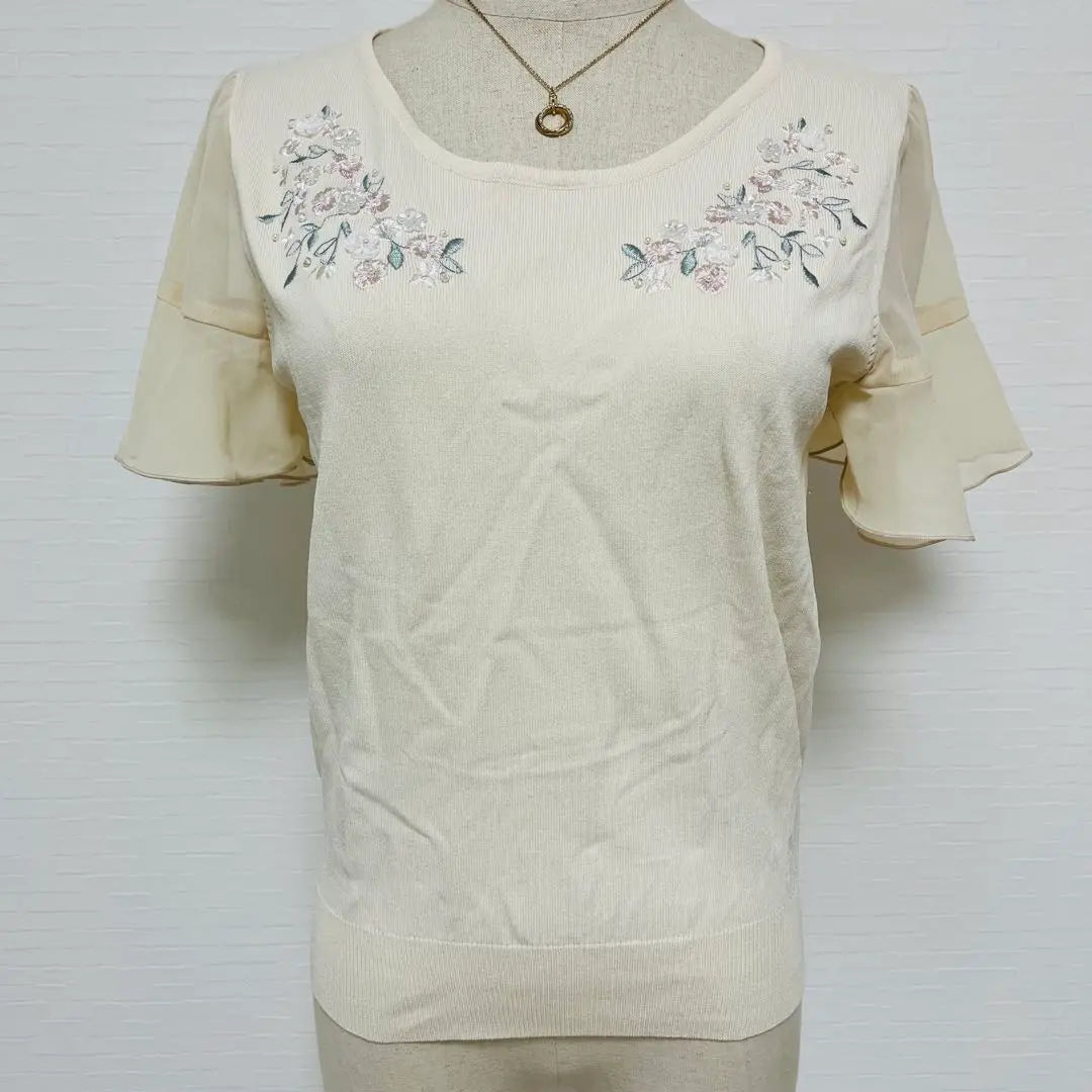 Hermosa selección de Will, blusa de punto de manga corta con bordado floral en color beige y encaje