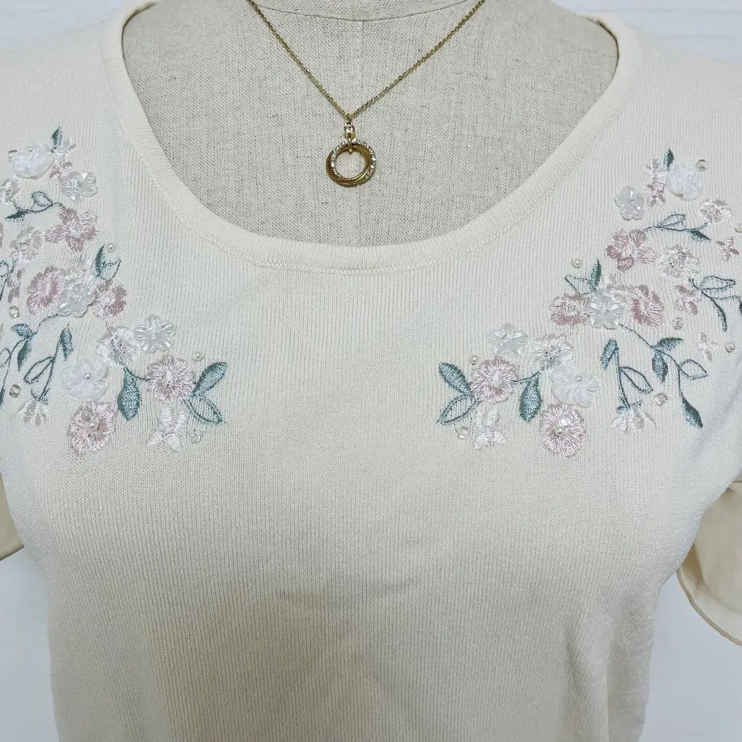 Hermosa selección de Will, blusa de punto de manga corta con bordado floral en color beige y encaje