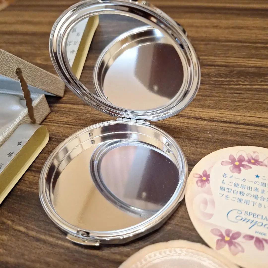 [Good condition] Saga Nishiki Compact White Powder Pot with Puff Unused Retro Compact Mirror