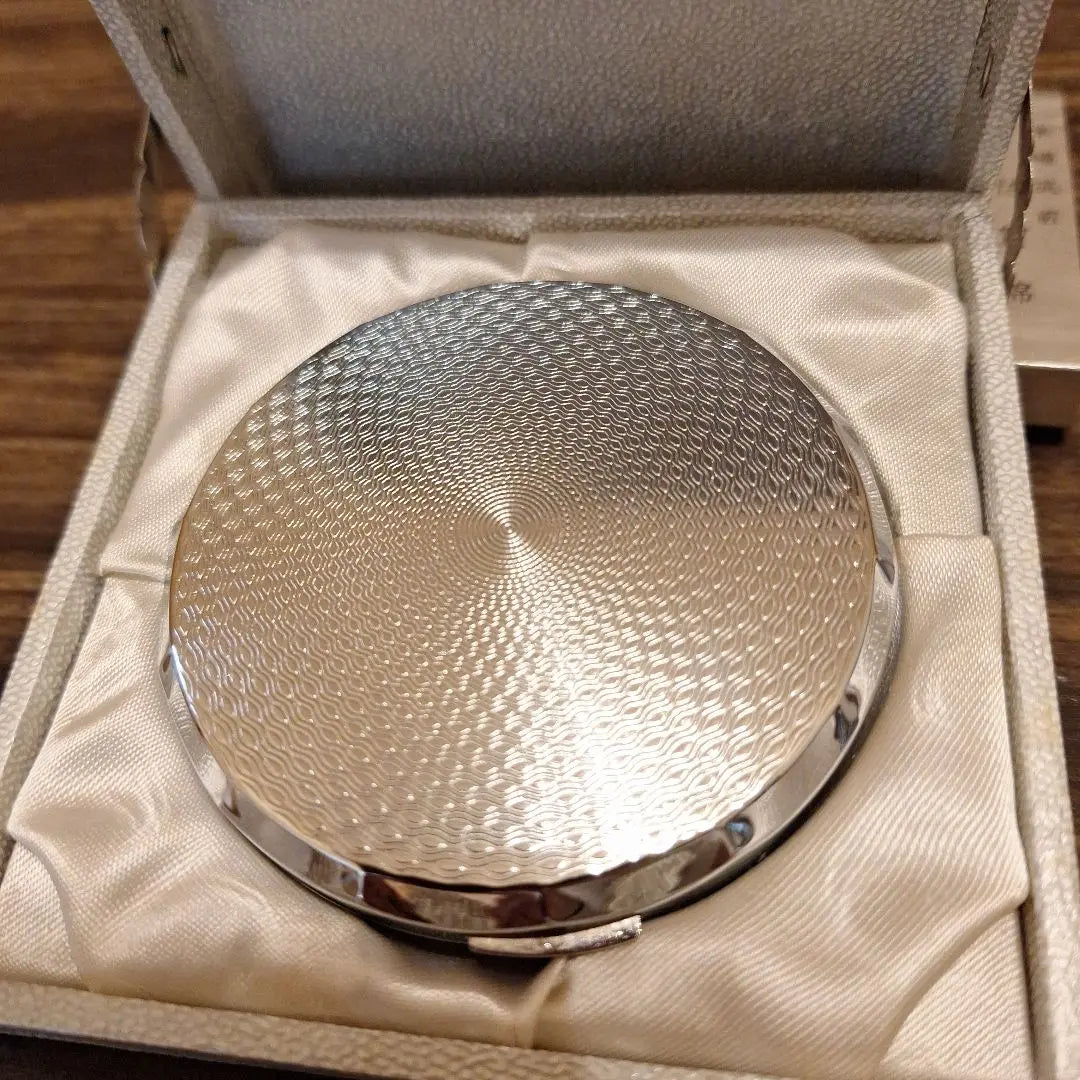 [Good condition] Saga Nishiki Compact White Powder Pot with Puff Unused Retro Compact Mirror