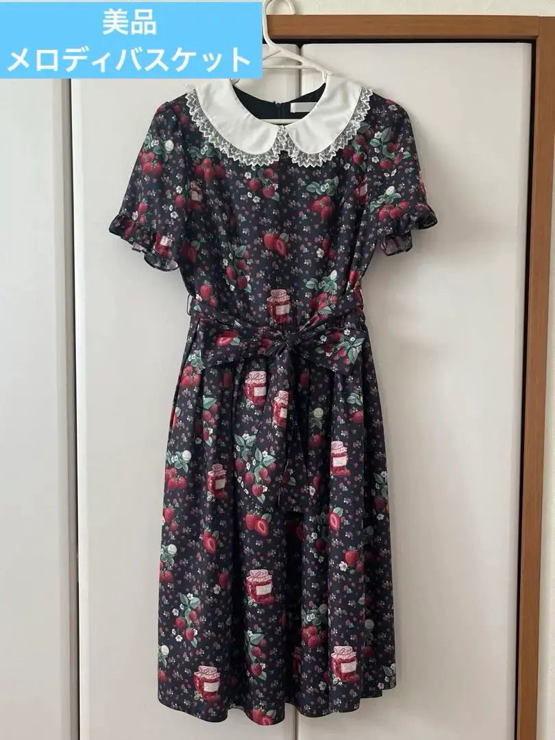 Vestido con estampado de fresas y cesta de melodía de belleza | 美品 メロディバスケット いちご柄ワンピース