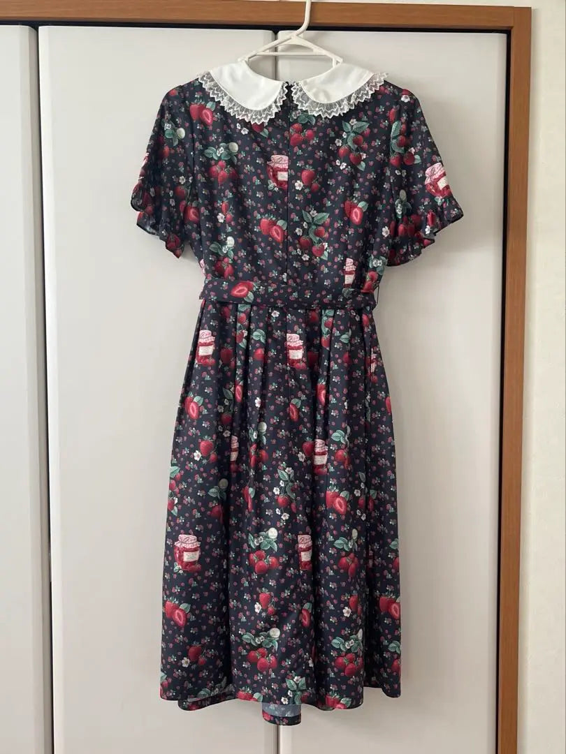 Vestido con estampado de fresas y cesta de melodía de belleza | 美品 メロディバスケット いちご柄ワンピース