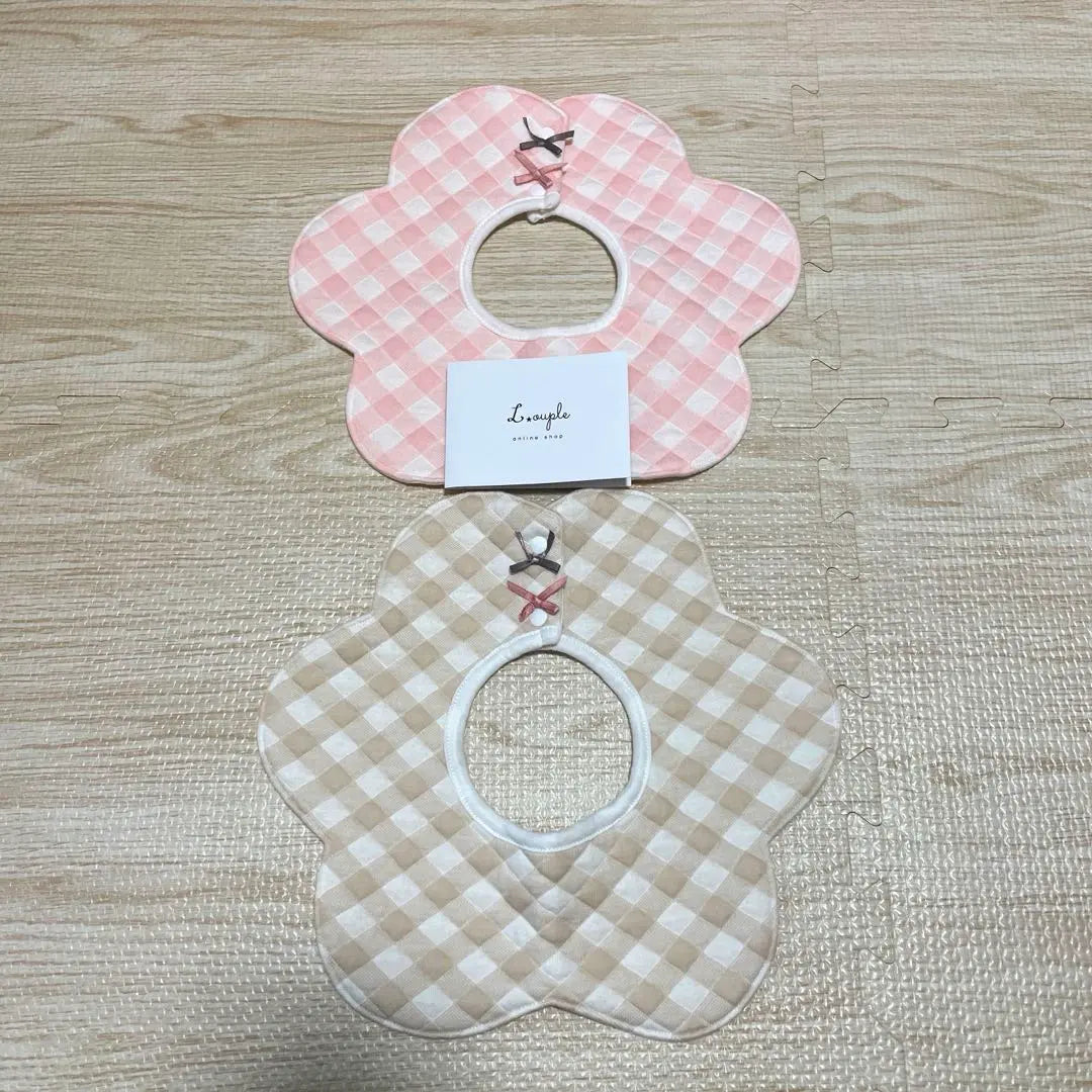 Flower-shaped style pink and beige checkered pattern