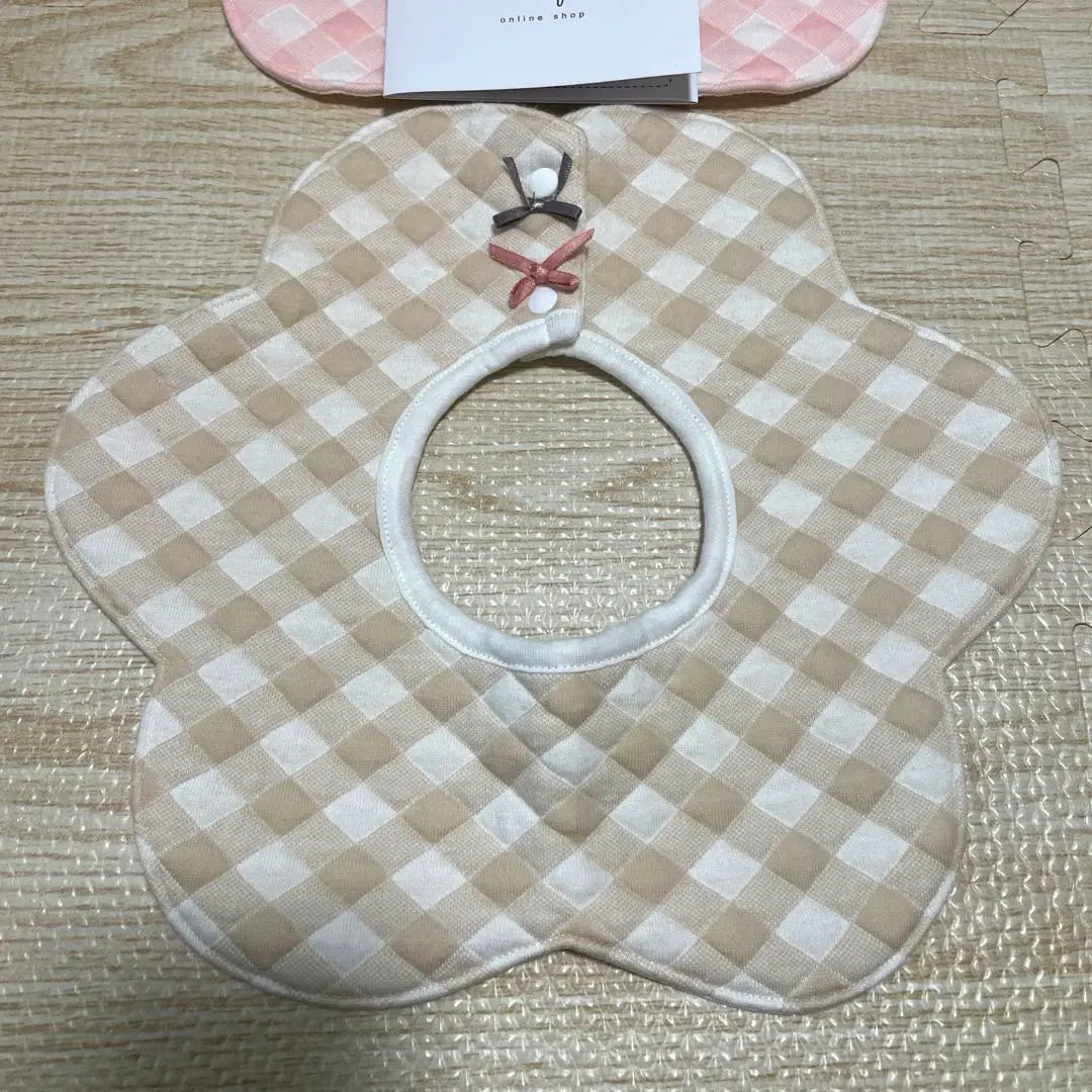 Flower-shaped style pink and beige checkered pattern