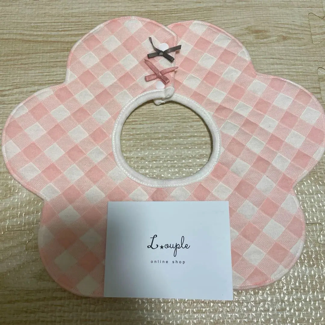 Flower-shaped style pink and beige checkered pattern