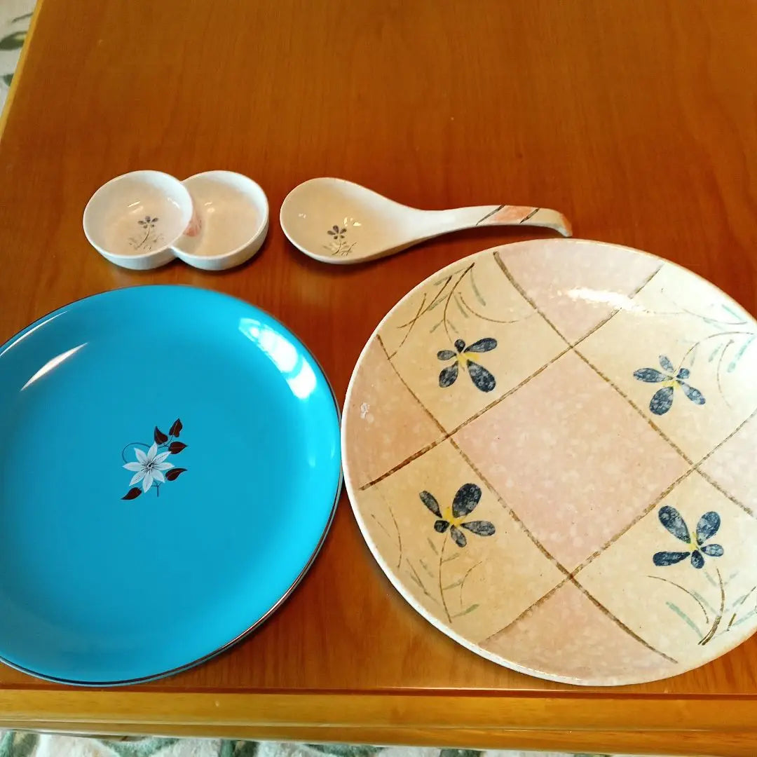 2 large plates, large sachet (for pots) with condiments, large pot plate set