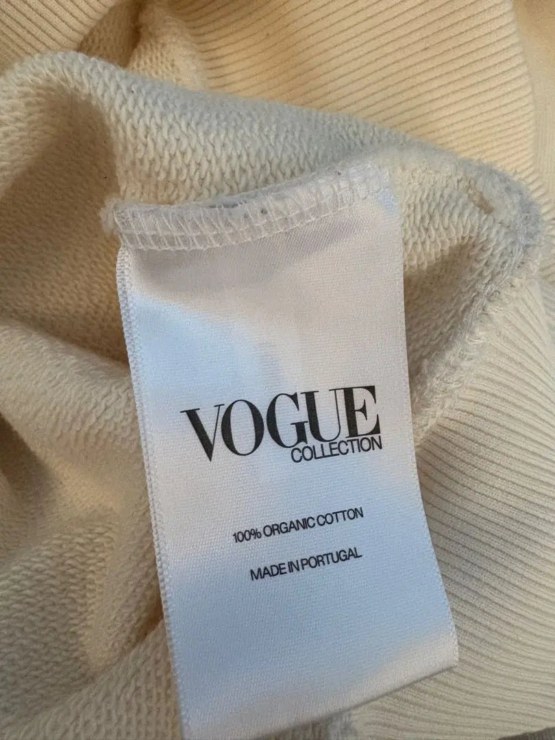 VOGUE Trainer Cream Colored Logo