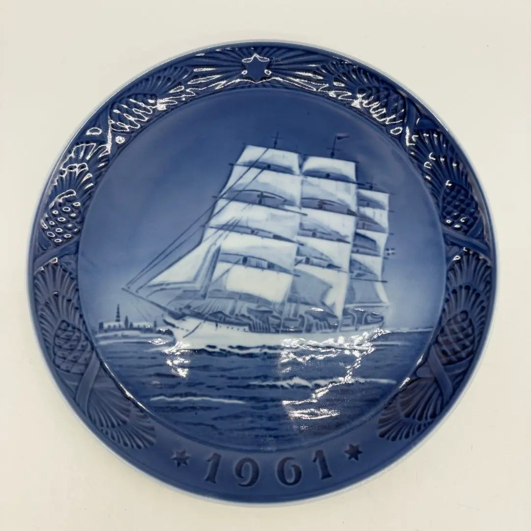 Royal Copenhagen Year Plate 1961 b2702