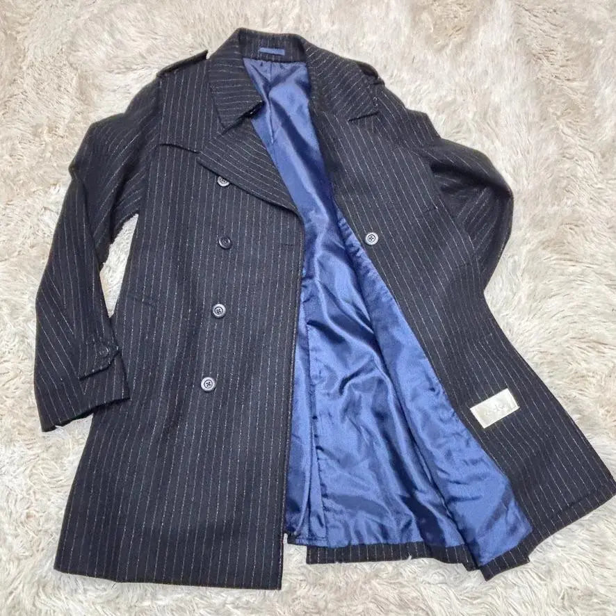 Gabardina RING JACKET en buen estado, doble botonadura, fabricada en Japón, de lana, con cinturón negro