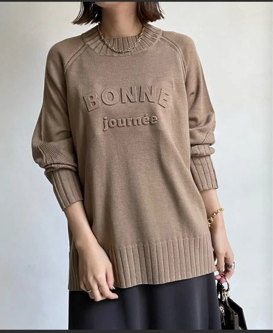 Beautiful condition doudou (web) exclusive embossed logo knit