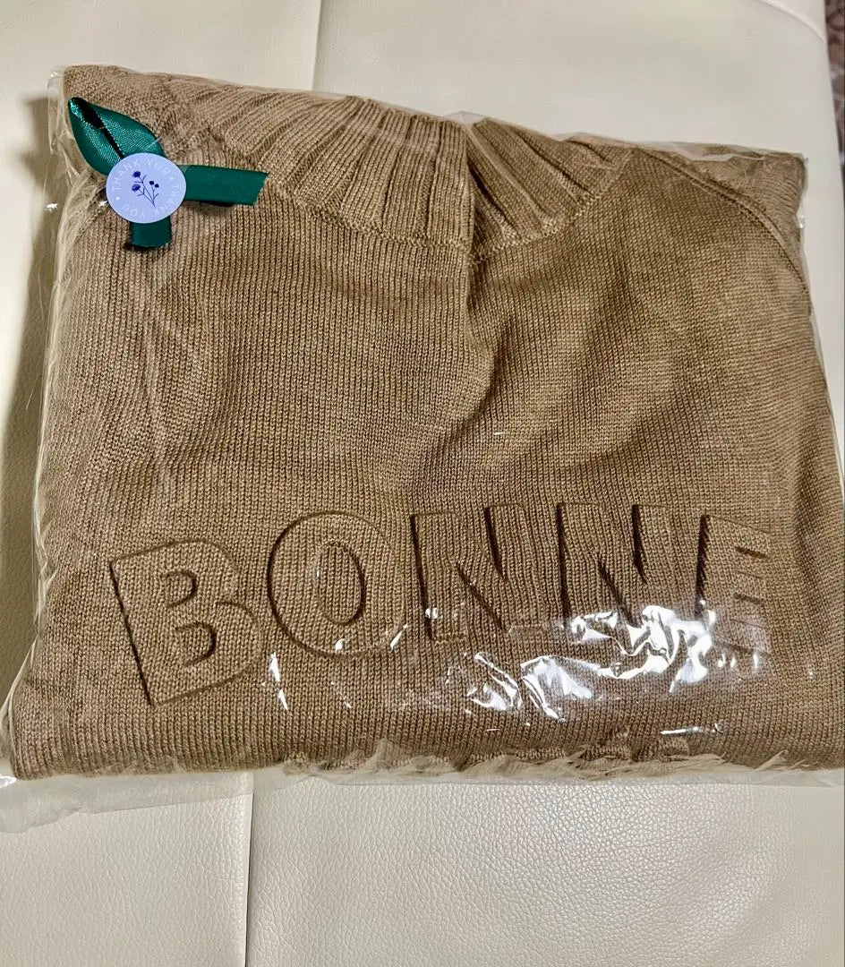 Beautiful condition doudou (web) exclusive embossed logo knit