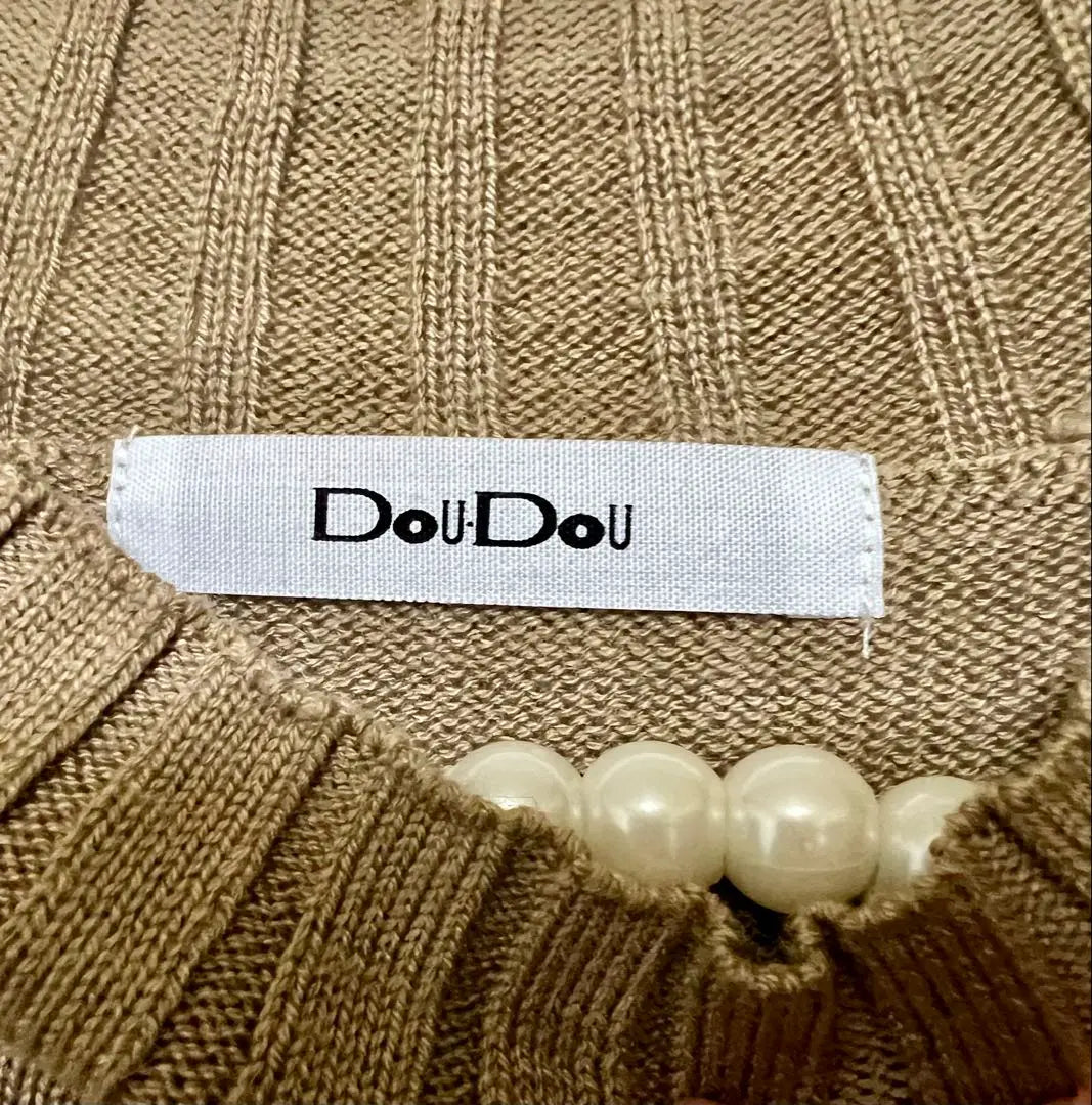 Beautiful condition doudou (web) exclusive embossed logo knit