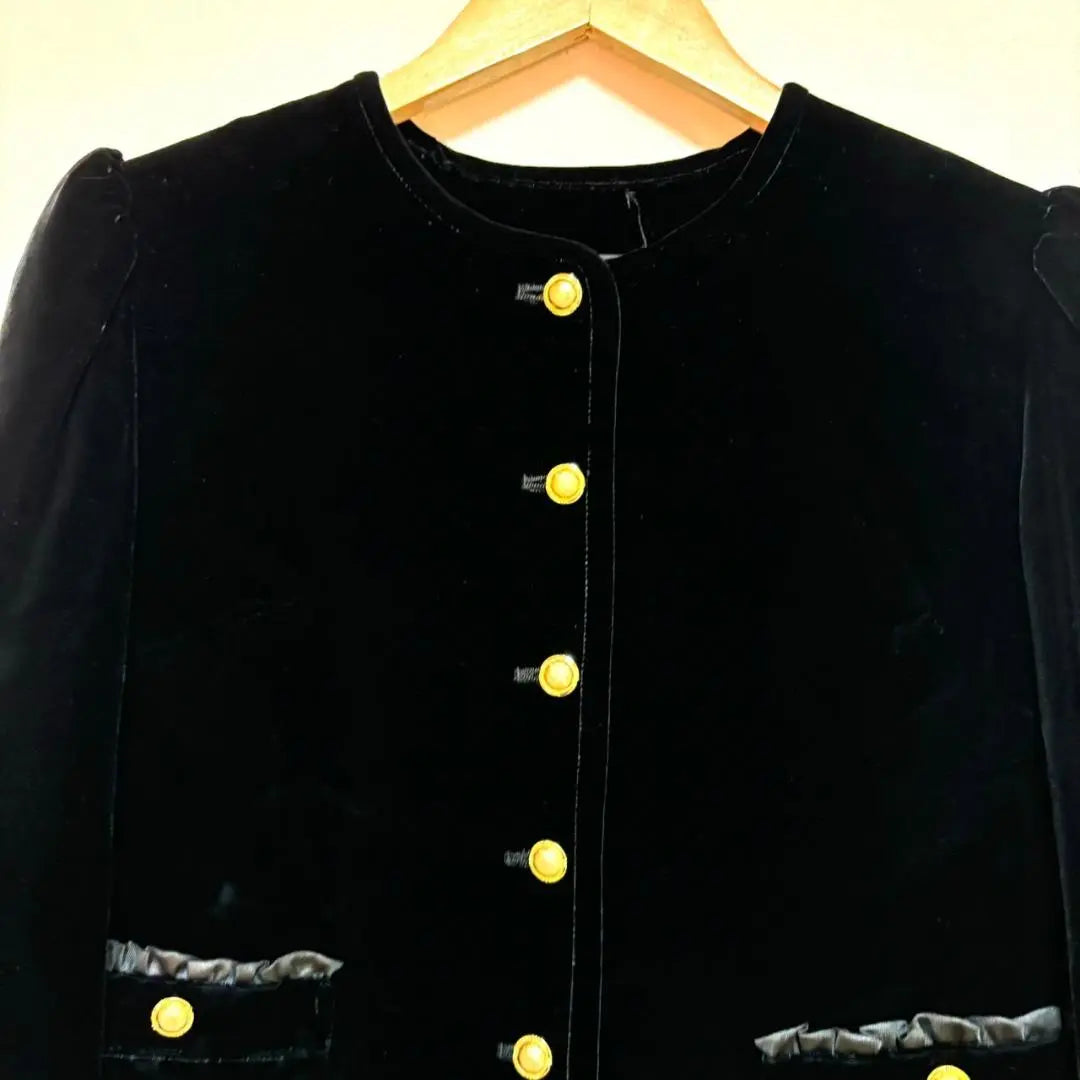 Excelente estado Chaqueta de terciopelo Leilian negro 9 sin cuello botón dorado | 極美品 Leilian ベロアジャケット 黒 ブラック 9 ノーカラー 金ボタン