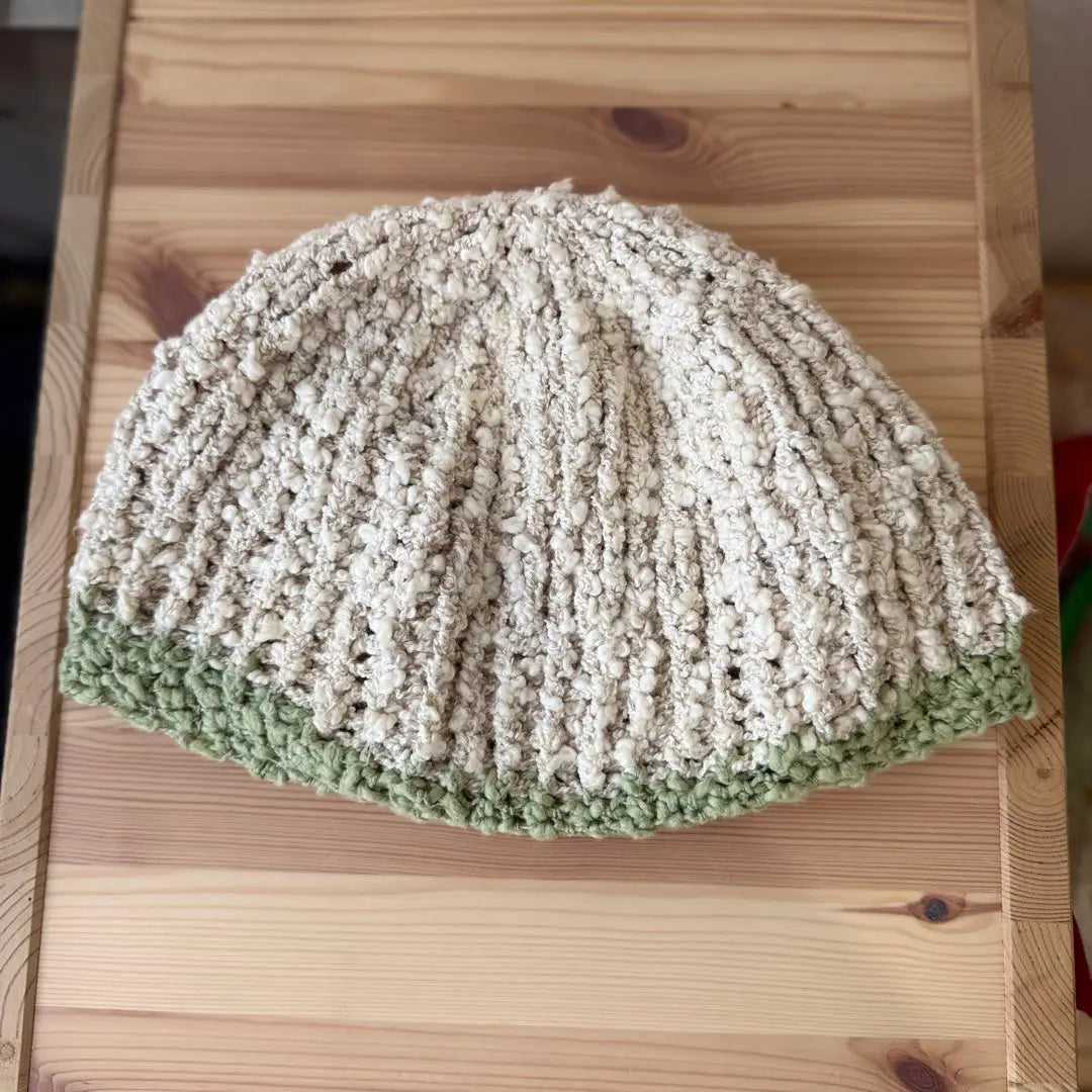 Gorro de punto acanalado color crema x verde hecho a mano