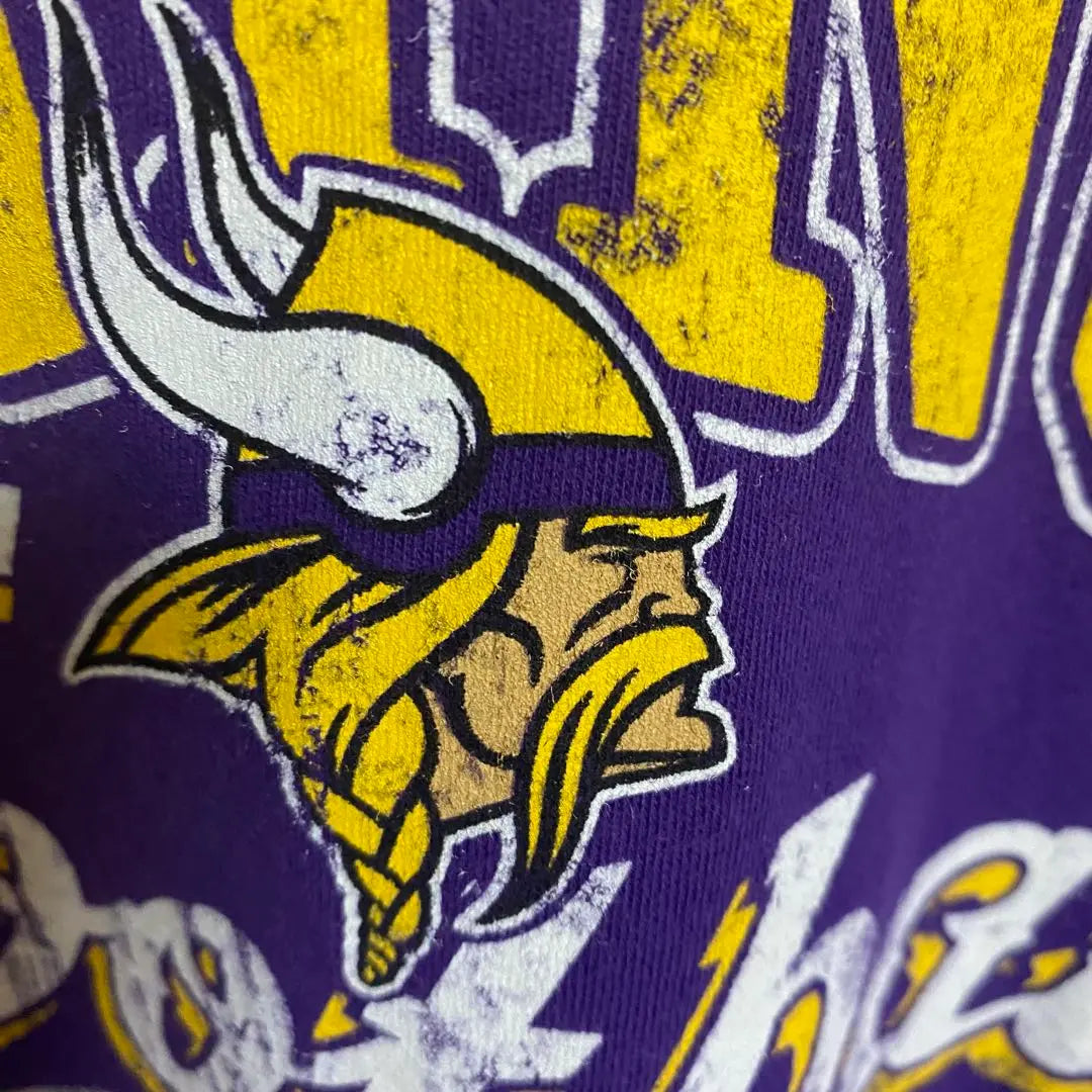 [B59] Camiseta con estampado de logotipo grande del equipo Minnesota Vikings de la NFL