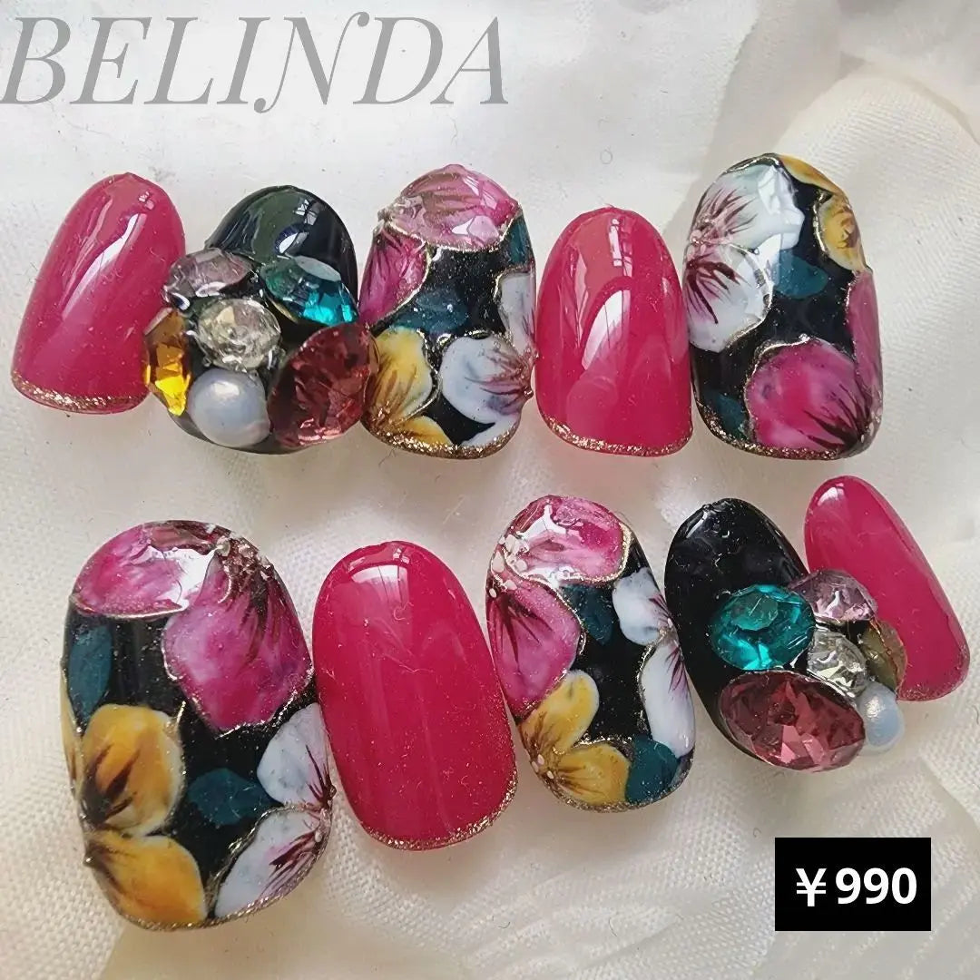 Uñas postizas con diseño de flores y diseño floral