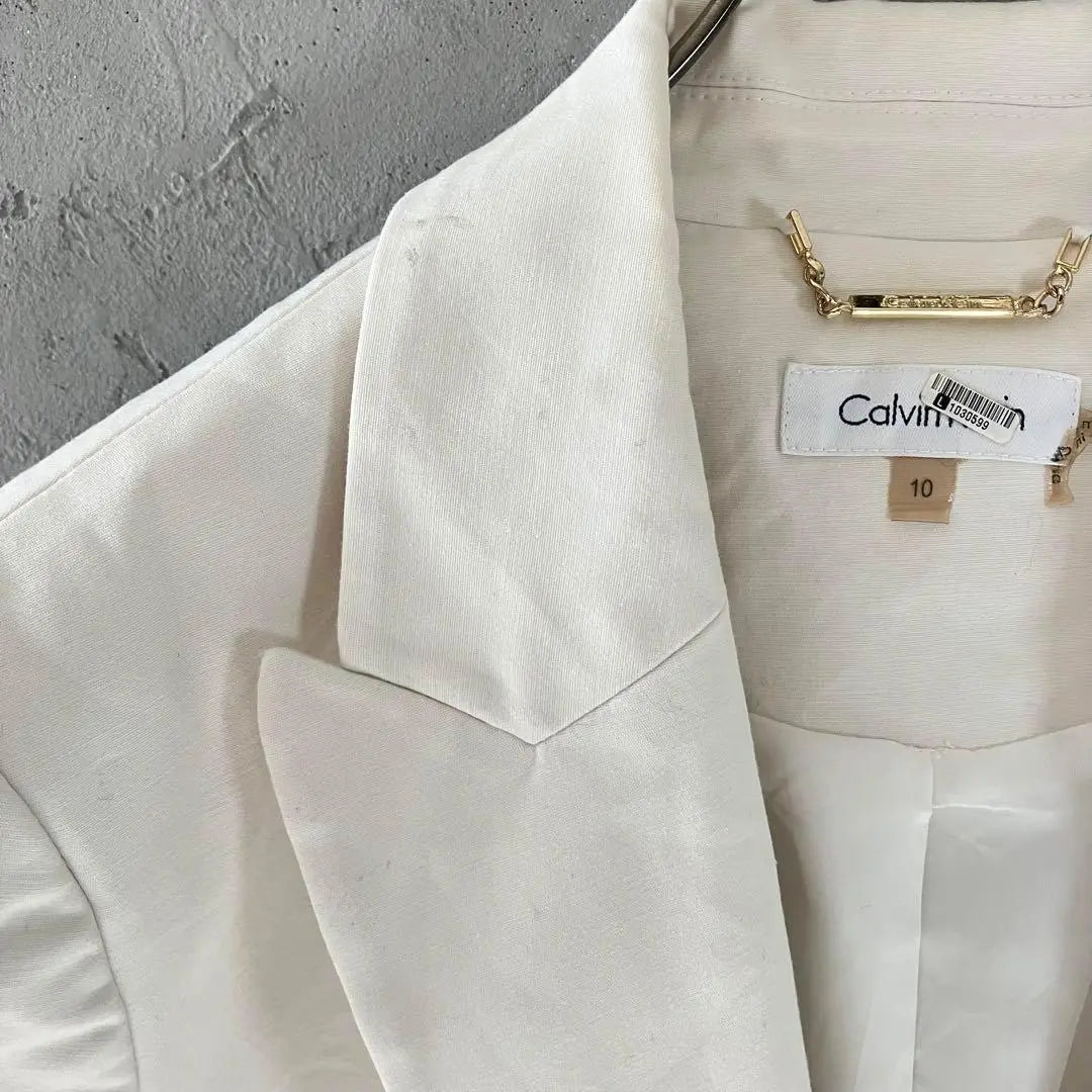 Chaqueta Calvin Klein con botones dorados y ceremonia sencilla LO10