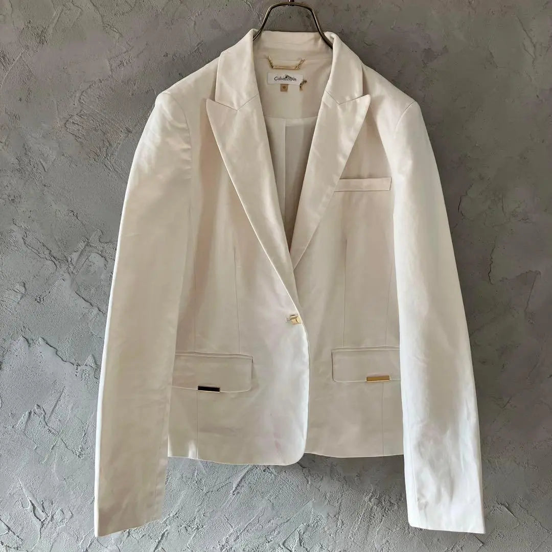 Chaqueta Calvin Klein con botones dorados y ceremonia sencilla LO10