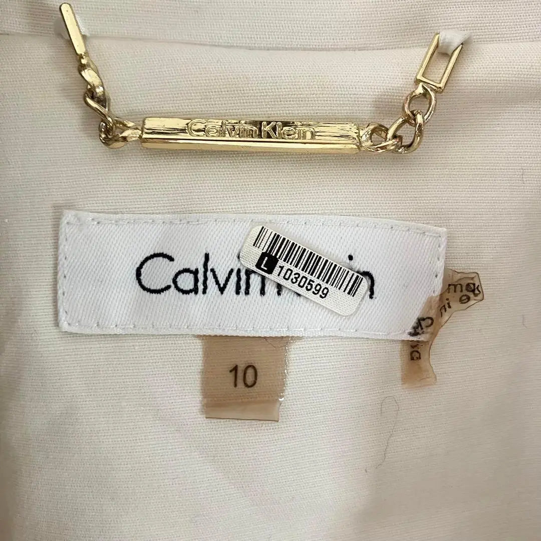 Chaqueta Calvin Klein con botones dorados y ceremonia sencilla LO10