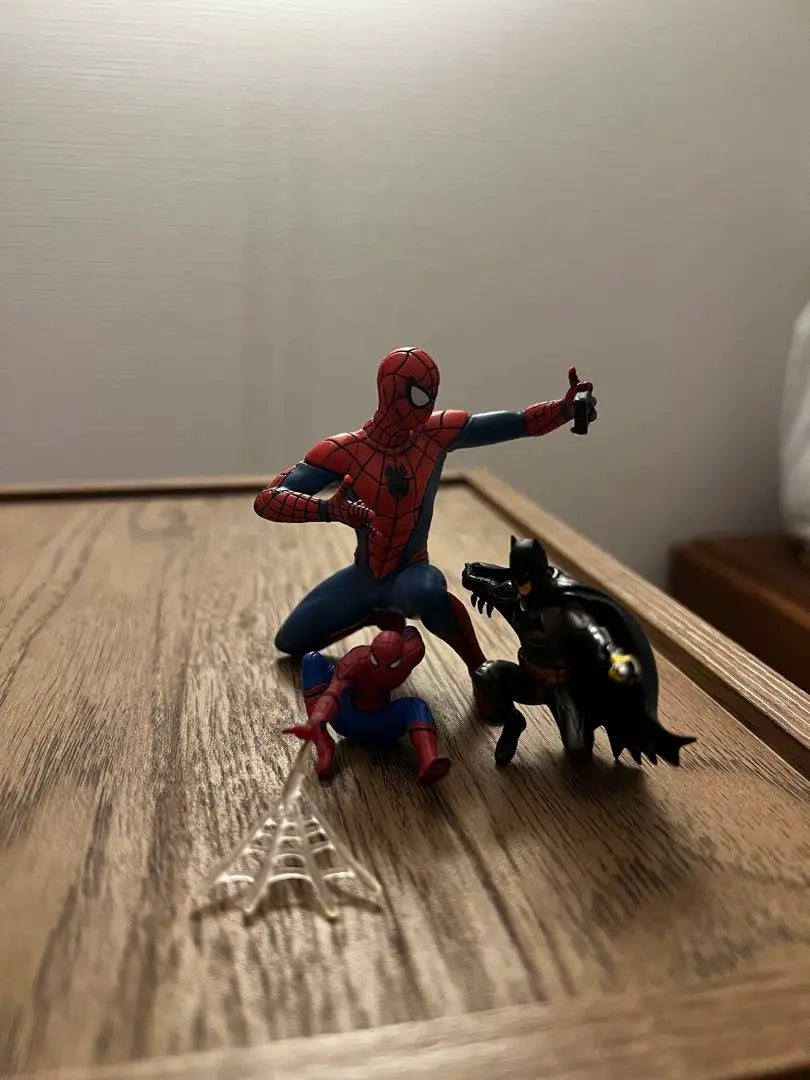 Conjunto de figuras de Batman y Spiderman