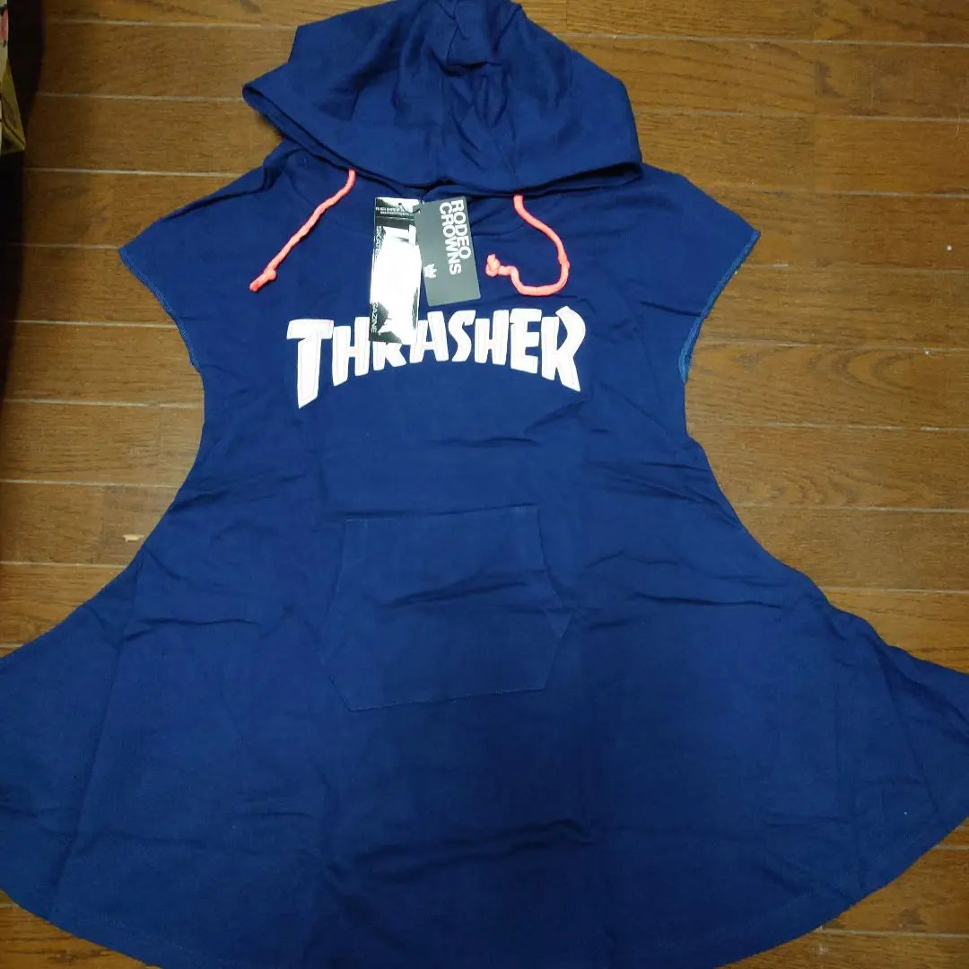 Vestido estilo sudadera azul marino de la colaboración Rodeo Crowns x THRASHER