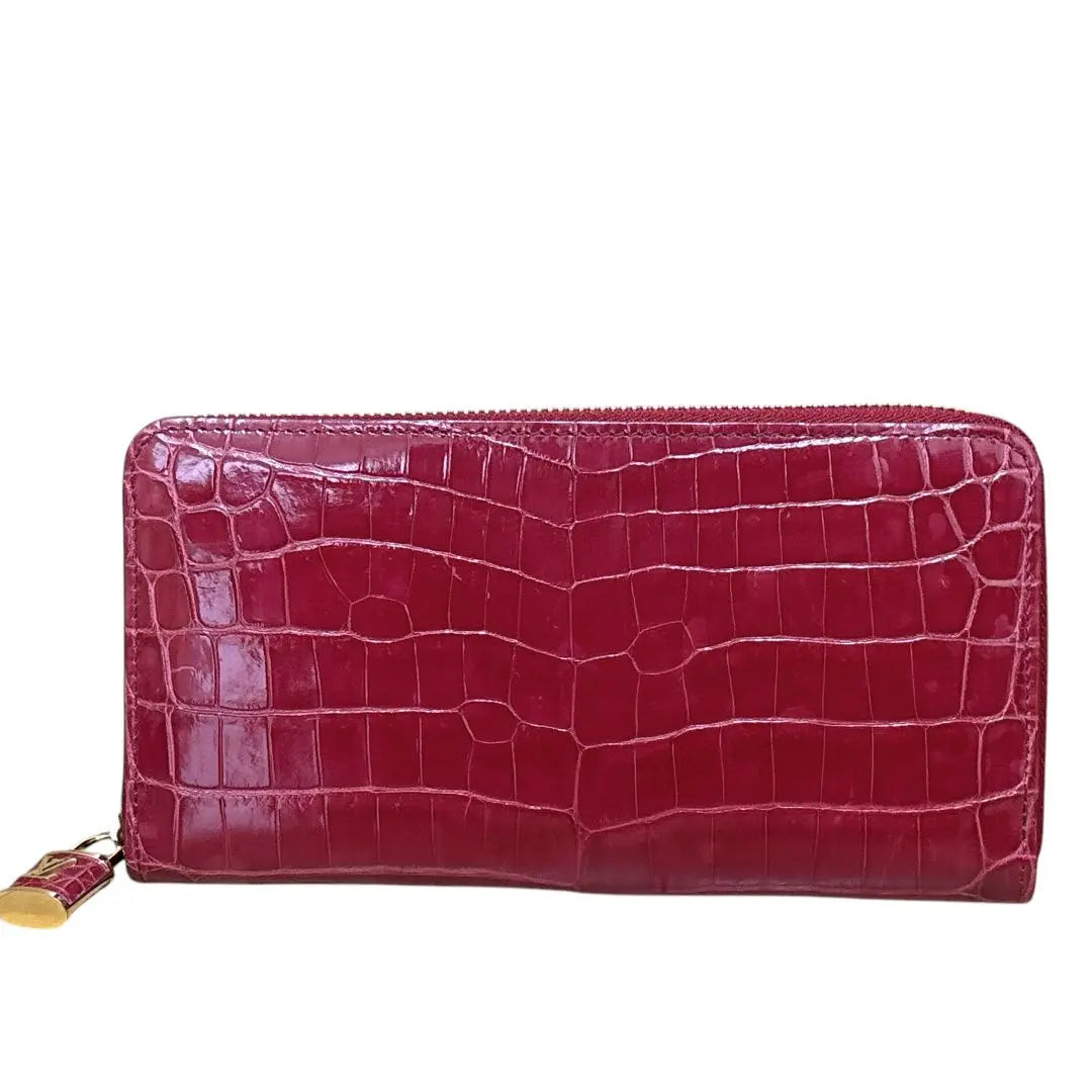 Cartera Louis Vuitton con cremallera y diseño de cocodrilo, en excelente estado y poco común, larga, color rojo