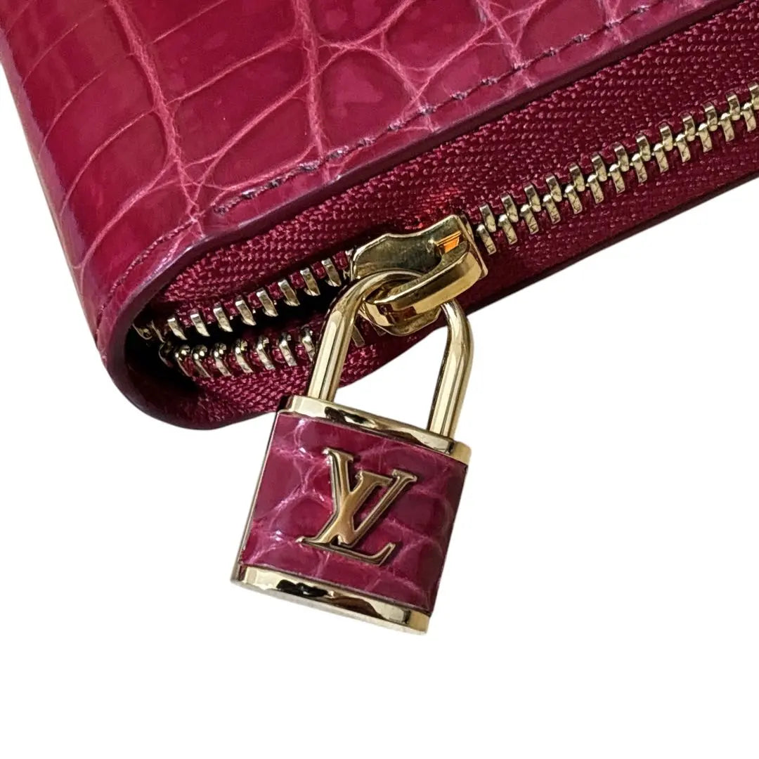 Cartera Louis Vuitton con cremallera y diseño de cocodrilo, en excelente estado y poco común, larga, color rojo