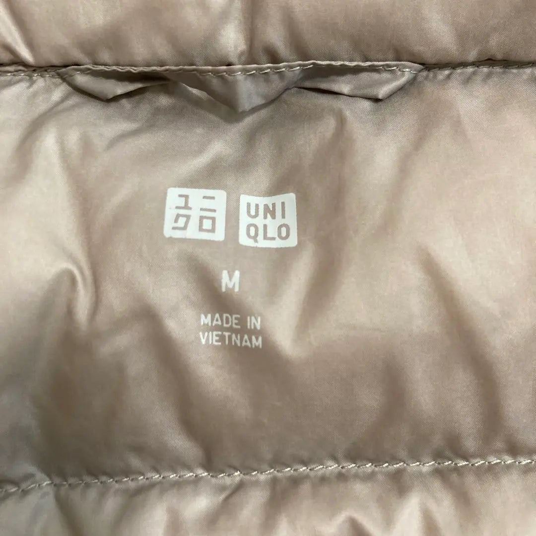 Chaleco de plumas ultraligero UNIQLO con estampado de cuadros beige claro M