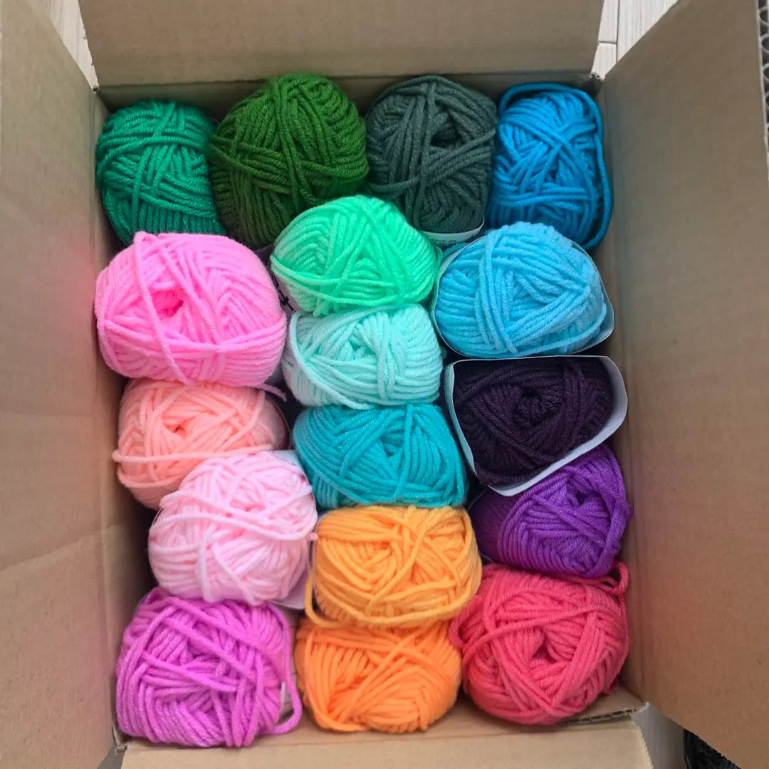 Yarn set of 17 colors