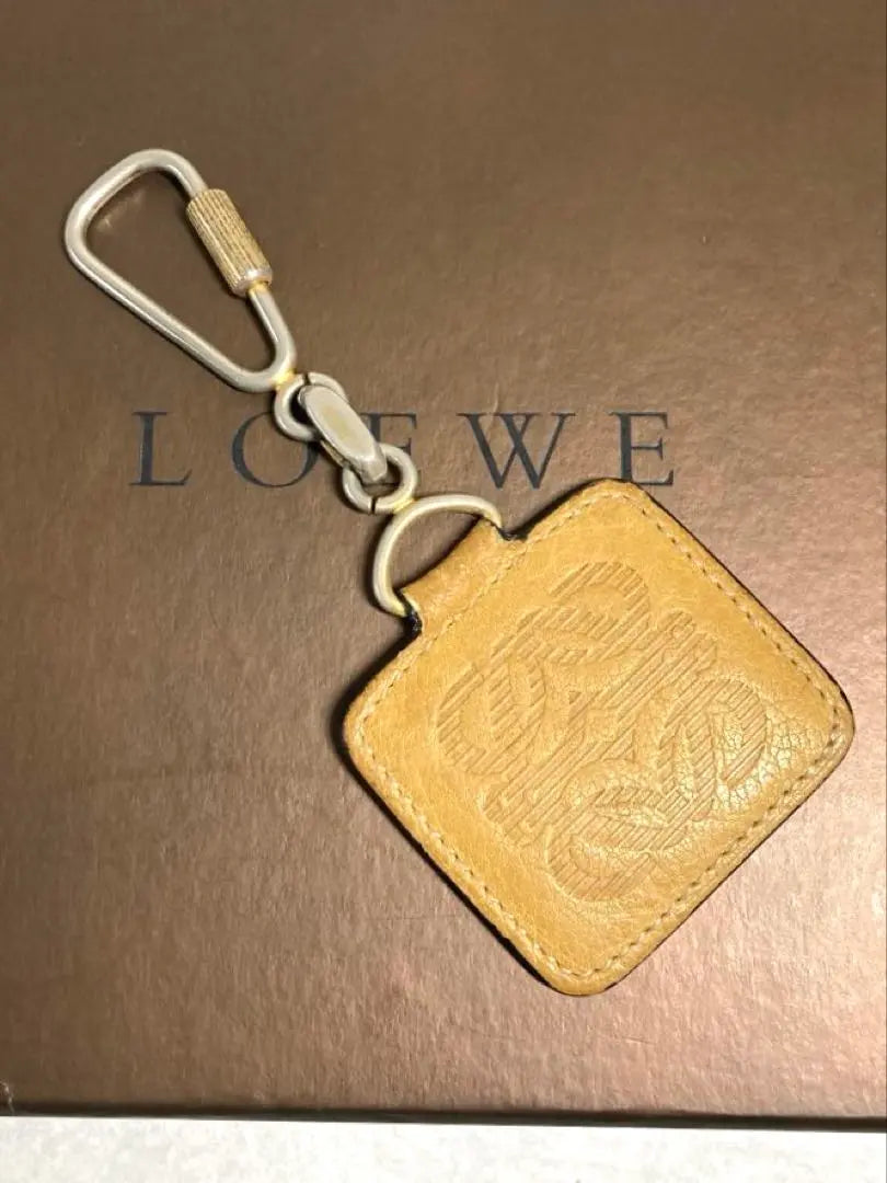 Loebe Llavero De Piel Con Anagrama Charm Para Llavero Beige | ロエベ アナグラム レザー キーホルダー キーリング チャーム ベージュ系