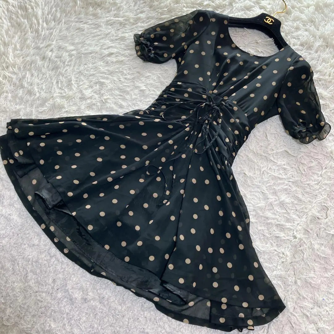 Vestido bicolor con lunares y cordones de Nano Universe fabricado en Japón en color negro