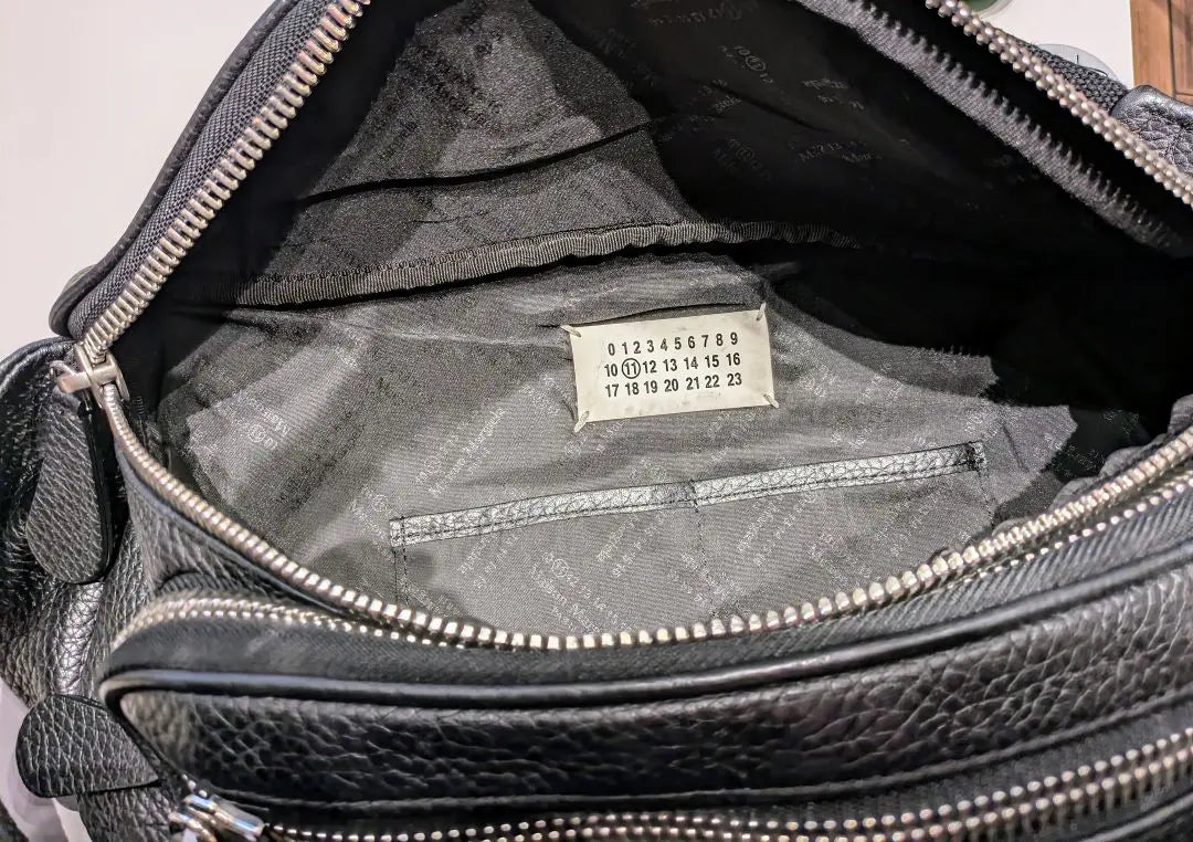 Maison Margiela Black Body Bag | Maison Margiela ブラック ボディバッグ