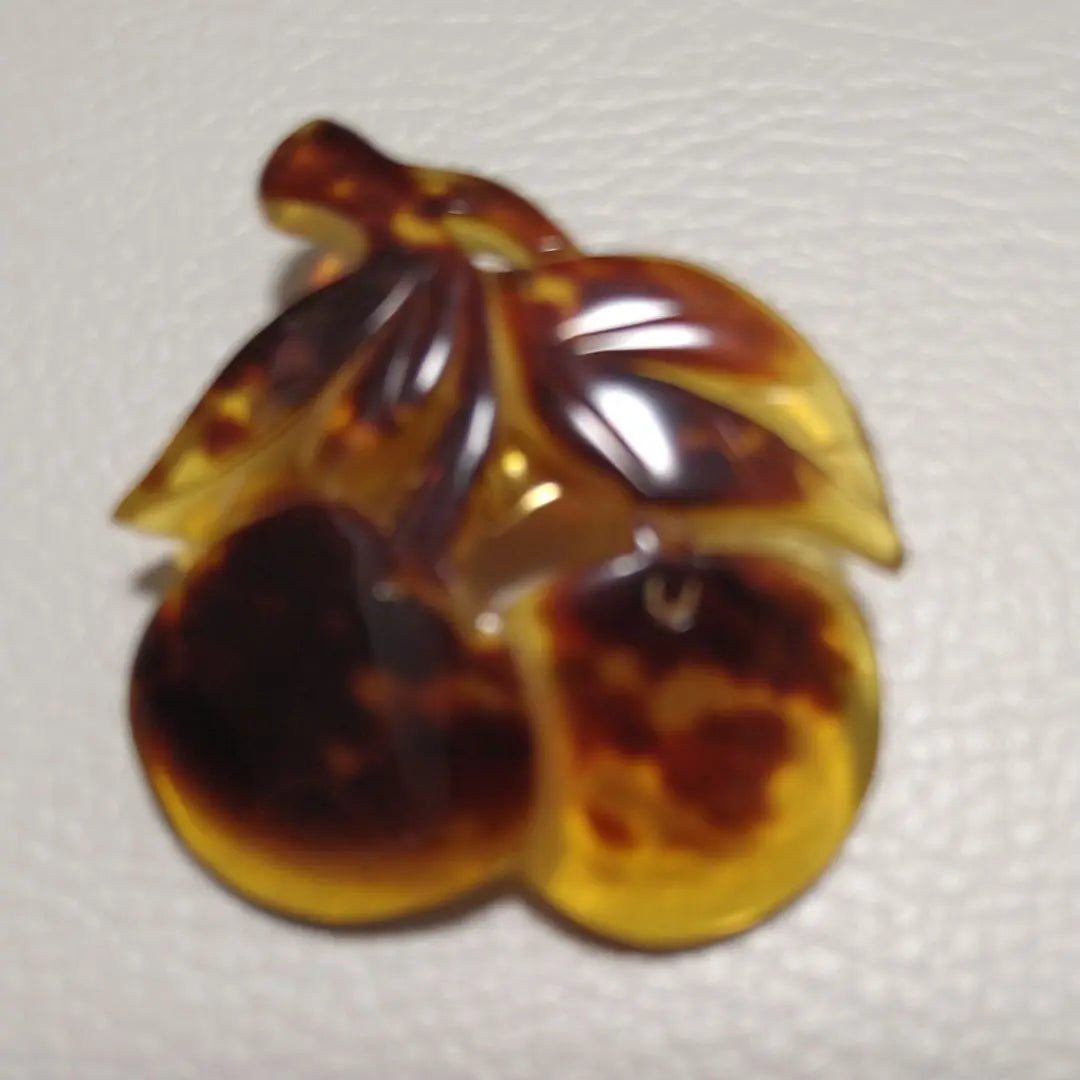 [Tortoiseshell] Cherry-shaped brooch