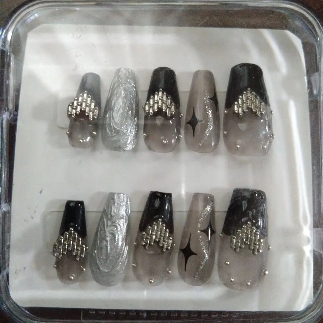 Puntas de uñas de metal gris y negro