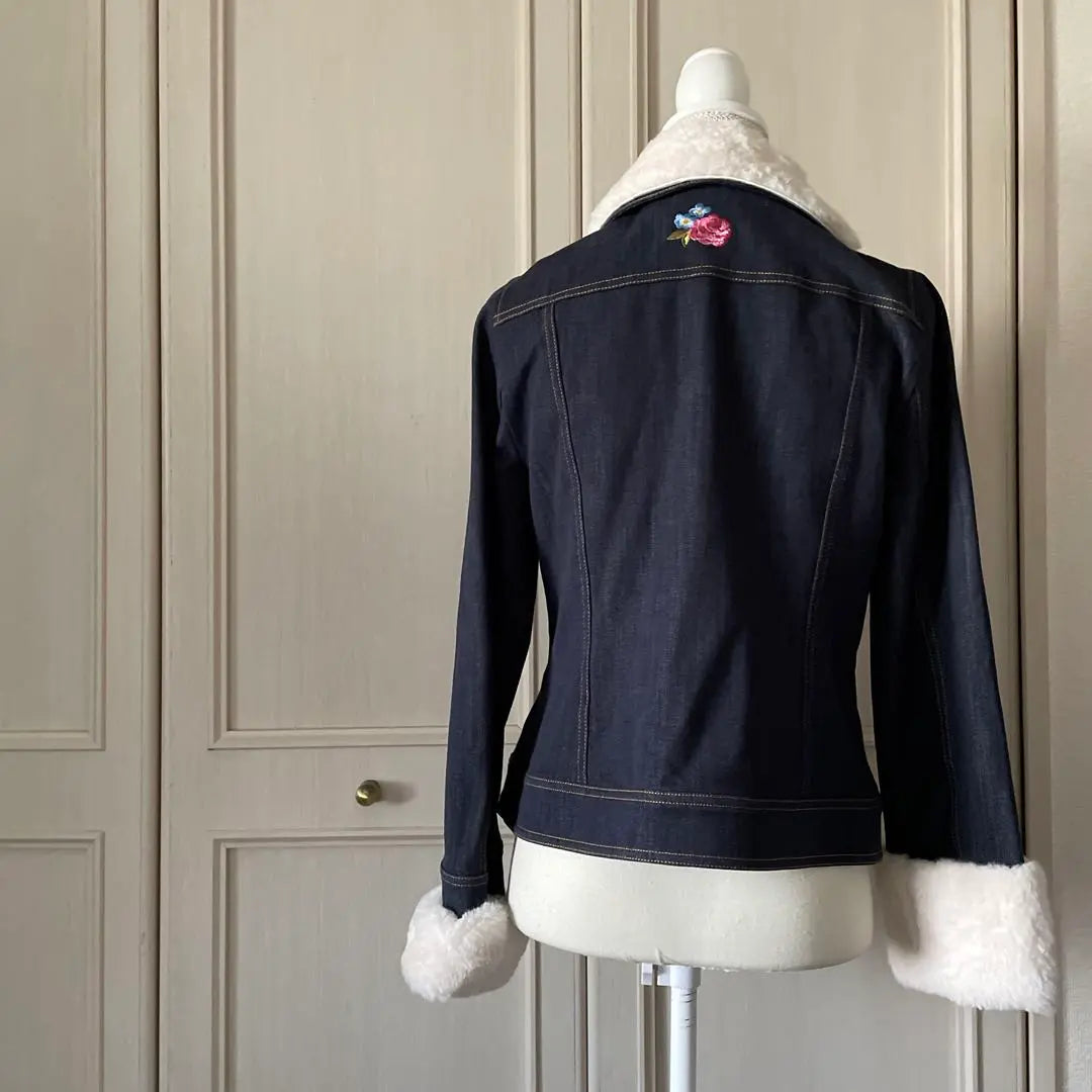 Chaqueta vaquera con bordados florales de Superbeauty O Super Beauty