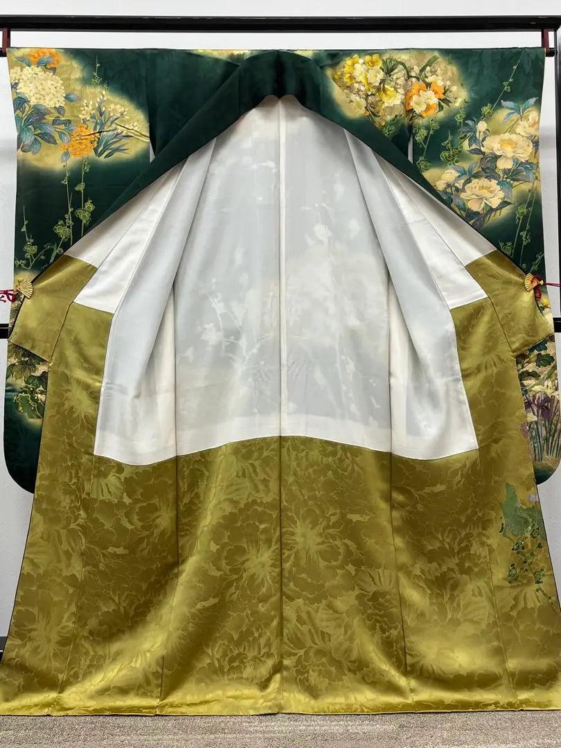 Specially selected Hanatsurezure Yamamoto Kansai KANSAI Hand-painted Yuzen Furisode Luxurious Gold-painted Crest Design Pure Silk